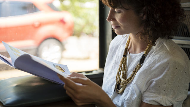 eine Frau liest das Buch